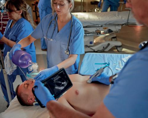 SonoSite iViz手持式超聲儀適合用戶的手掌。 在床邊和現場惡劣的臨床環境中，它都能提供快速解答。 它結合了卓越的成像性能，超機動性和單手操作，同時允許操作員與同事協作并共享信息。 ＃RSNA19 #RSNA＃RSNA2019 #POCUS